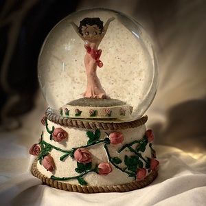 Vandor Betty boop snow globe